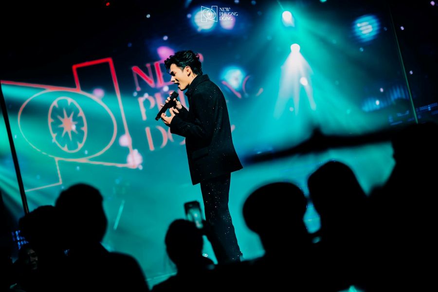 Ca sĩ Phan Duy Anh trong một đêm nhạc live