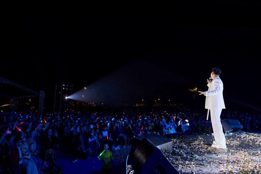 Khán giả yêu âm nhạc xem Anh Quân Idol biểu diễn