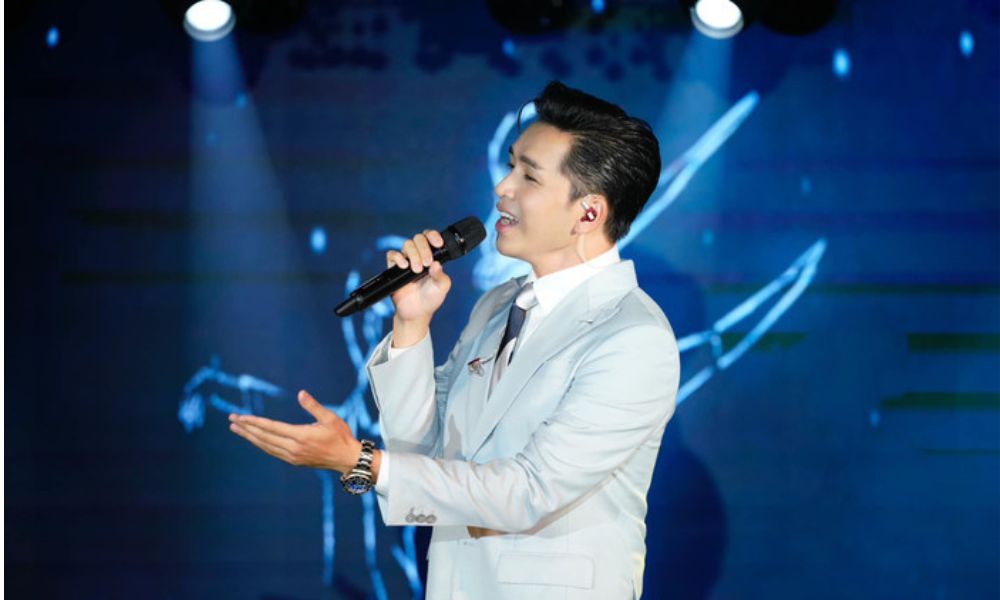 Khoảnh khắc thăng hoa của ca sĩ phòng trà Bạch Công Khanh trên sân khấu live.