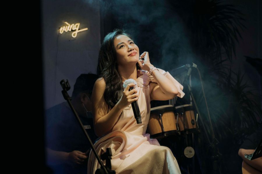 Văn Mai Hương trong một đêm nhạc live giàu cảm xúc