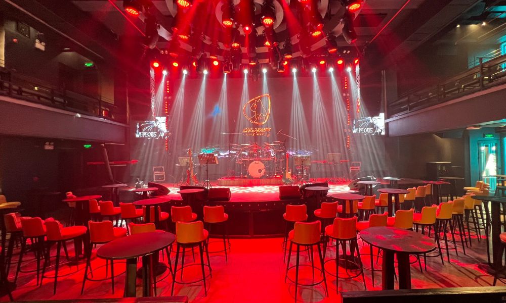 Khu vực ghế ngồi trực quan tại phòng trà Cat & Mouse Live Music