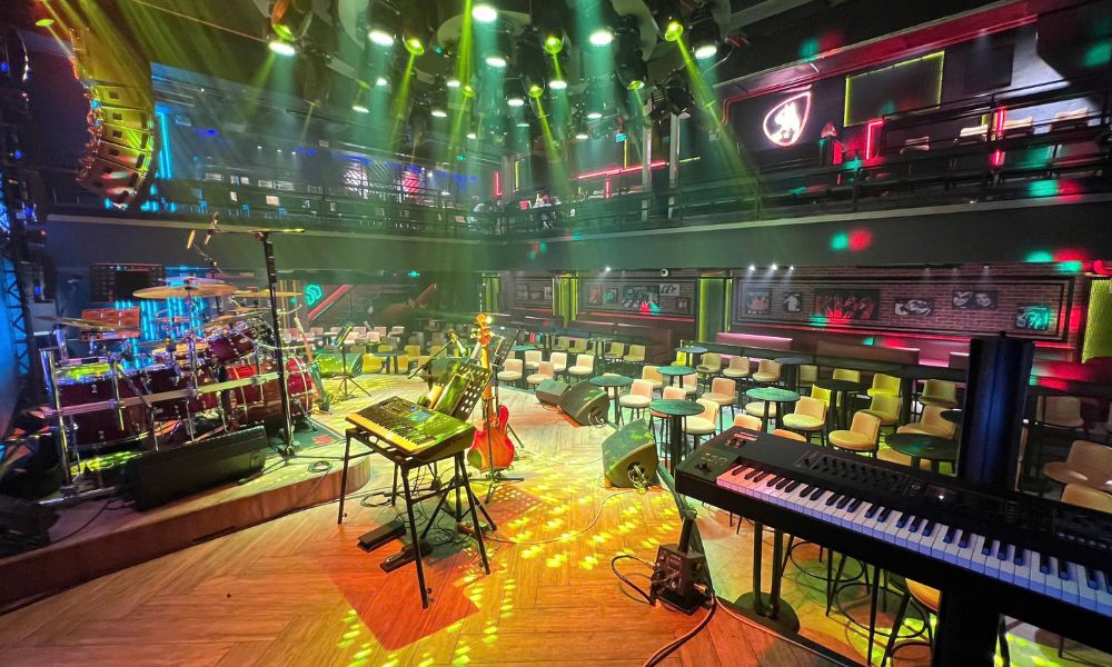 Hệ thống âm thanh đẳng cấp được lắp đặt bởi các kỹ sự Adamson tại Cat & Mouse.