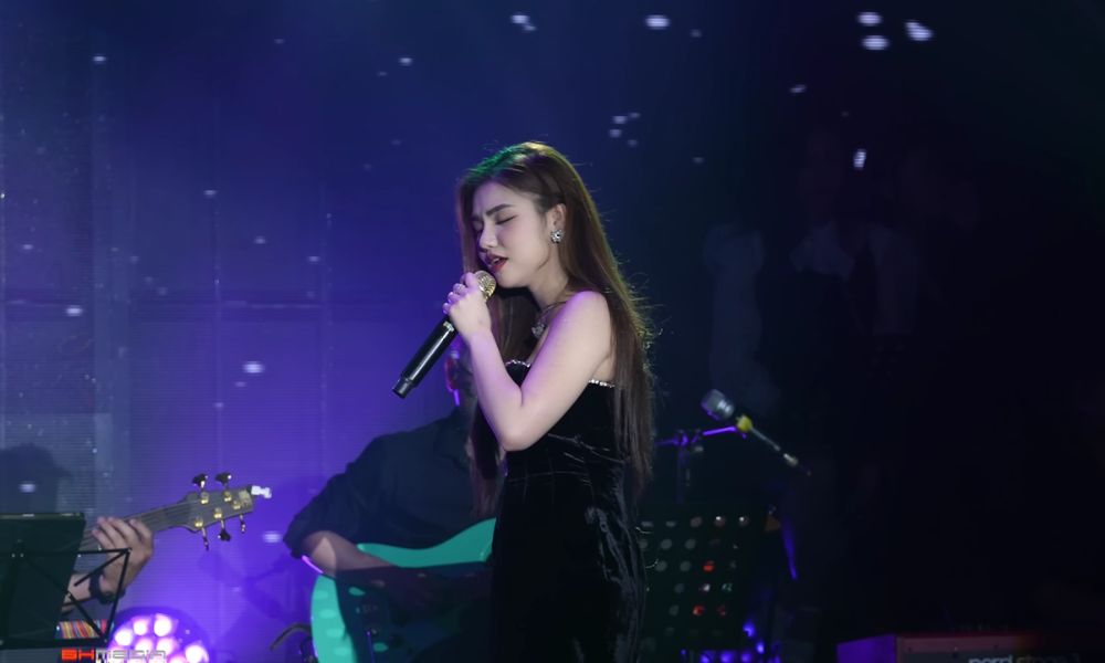 Ca khúc Giữa Đêm Bật Khóc chạm đến trái tim người nghe nhờ kỹ thuật thanh nhạc điêu luyện của ca sĩ Myra Trần.