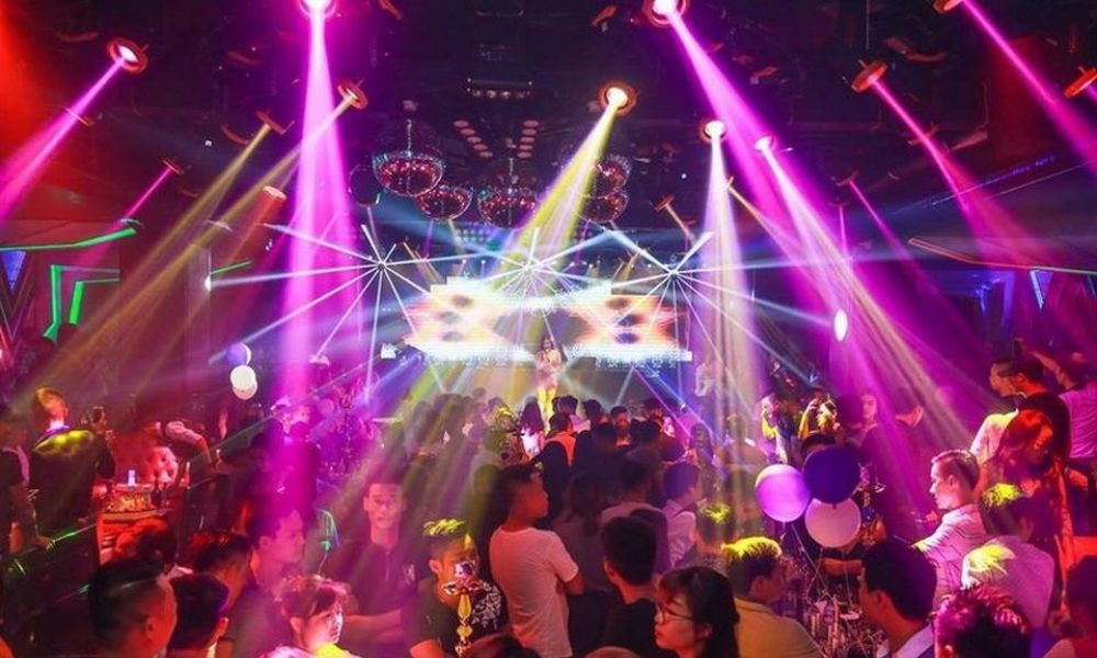 Bar - điểm hẹn của giới trẻ, nơi bùng nổ âm nhạc và năng lượng.