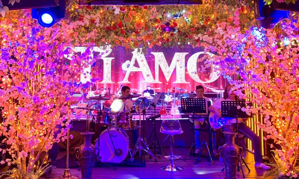 Sân khấu biểu diễn đầy lãng mạn tại phòng trà TiAmo.