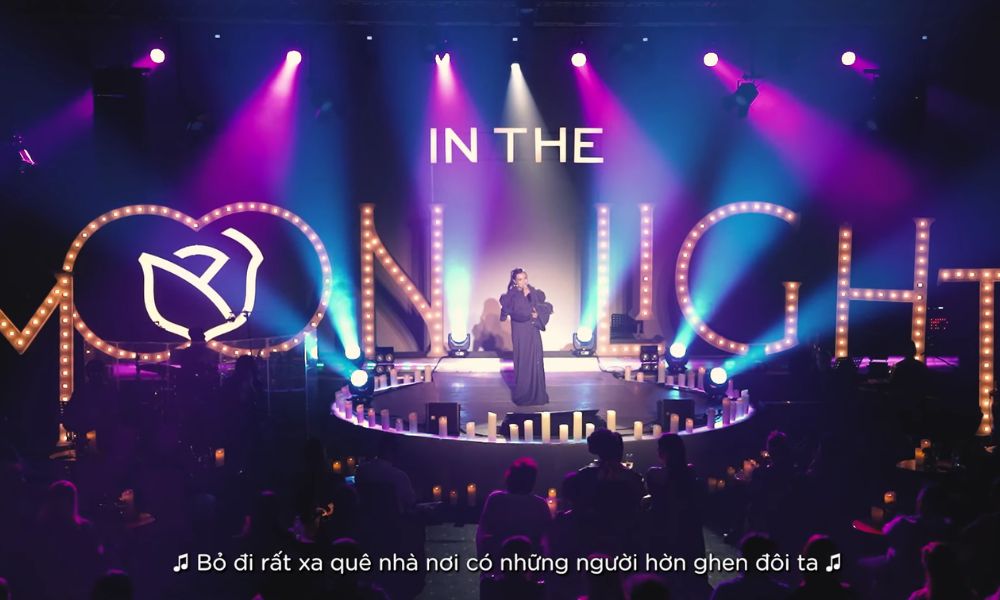 Ca khúc Ta Chẳng Còn Ai được ca sĩ Phương Thanh biểu diễn trên sân khấu In The Moonlight.